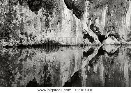 น้ำสมมาตร