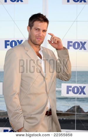 ลอสแองเจลิส - 5 aug: Geoff Stults เดินทางมาที่พรรค Gladstones FOX TCA ฤดูร้อน 2011 ในเดือนสิงหาคม