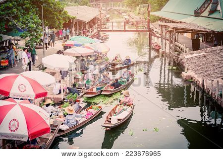 Tha Kha Floating Market, Samut Songkhram, Thailand - November 10, 2017 : The Atmosphere Of Trading G