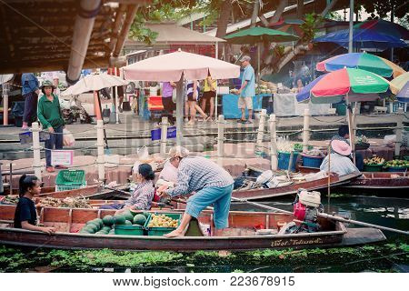 Tha Kha Floating Market, Samut Songkhram, Thailand - November 10, 2017 : The Atmosphere Of Trading G