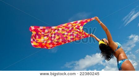 Opálení mladí evropské ženy s červenými a oranžovými Pareo na White Sand Beach