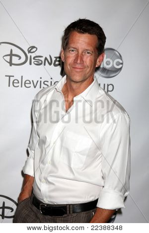 LOS ANGELES - 7 sierpnia: James Denton przybywających w Disney / ABC Television Group lato 2011 T prasy