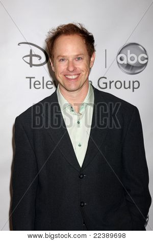 LOS ANGELES - 7 de agosto: Raphael Sbarge na turnê de imprensa de Verão da Disney ABC Television Group na Bev