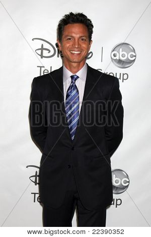 LOS ANGELES - 7 de ago: Benjamin Bratt chegando na Disney / ABC Television Group 2011 Verão imprensa