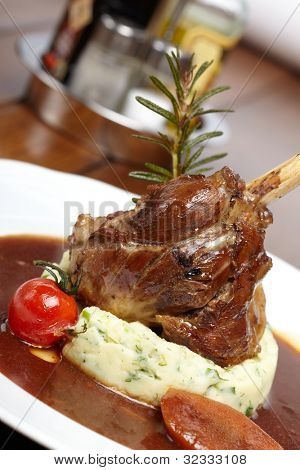 Codillo asado de cerdo con salsa