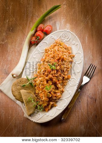 Risotto con ragù di seitan, cibo vegetariano