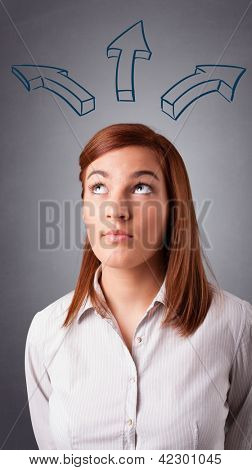 Schöne junge Dame denken mit Pfeilen overhead