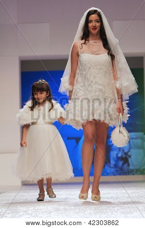 Záhřeb, Chorvatsko - 16. února: Fashion model nosí svatební šaty vyrobené od Vesna Sposa na 