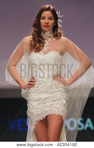 Záhřeb, Chorvatsko - 16. února: Fashion model nosí svatební šaty vyrobené od Vesna Sposa na 