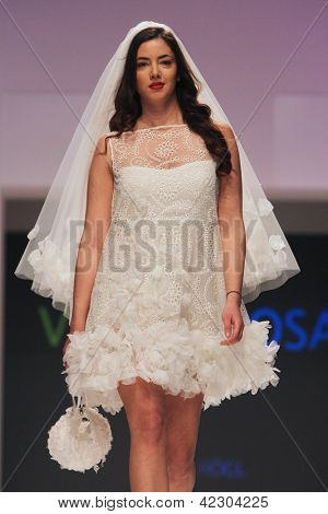 Záhřeb, Chorvatsko - 16. února: Fashion model nosí svatební šaty vyrobené od Vesna Sposa na 