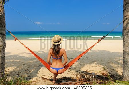 Nainen riippumatto tropical beach at Tioman island, Malesia