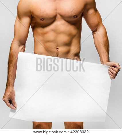 Nackte muskulöse Mann Bedeckung mit einem Banner (textfreiraum), isolated on white
