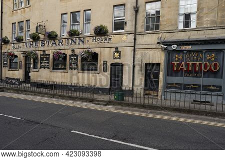 Bath, United Kingdom - June 8, 2021: Historic Public House In The Paragon, A Historic Street In The 