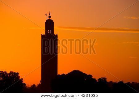 Silhouet Koutoubia moskee door de zonsondergang