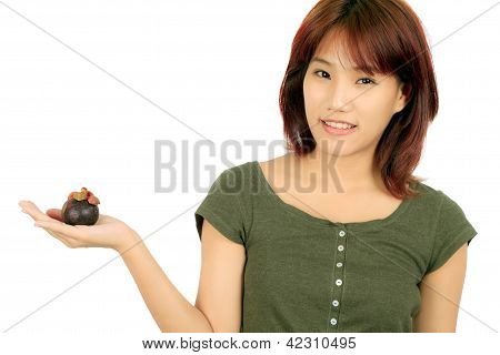 Isolato giovane donna asiatica con un bianco Mangoesteen sopra.