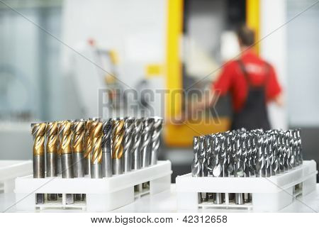 Industrielle Schneidwerkzeuge vor Cnc Fräsen Arbeitsplatzes in Werkstatt-Werkzeugbau