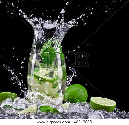 Mojito cocktail auf schwarzem Hintergrund