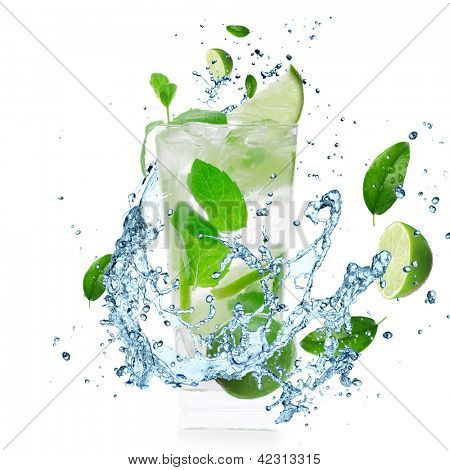 Mojito cocktail con spruzzi di liquido isolata on white