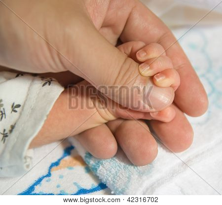 Újszülött baba kezét, A férfi kezét
