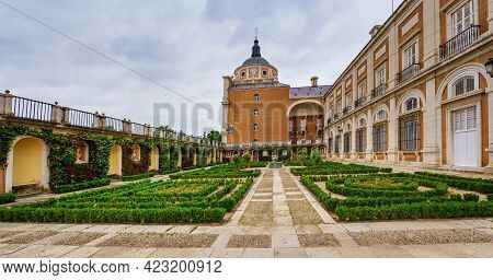 Aranjuez, Spain, June 05, 2021: 
 Gardens Of The Royal Palace Of Aranjuez In Cloudy Spring Day. Madr