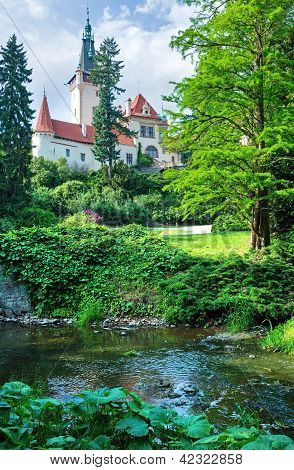 Slottet Pruhonice eller Pruhonicky Zamek sommer se (Prag, Tjekkiet)