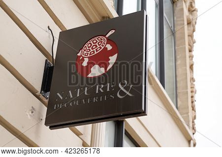 Bordeaux , Aquitaine France - 06 06 2021 : Nature Et Decouvertes Logo Turtle Sign And Brand Text Sto
