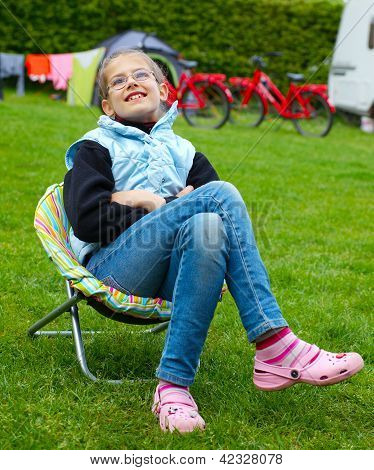 nettes MÃ¤dchen Rest auf dem Campingplatz