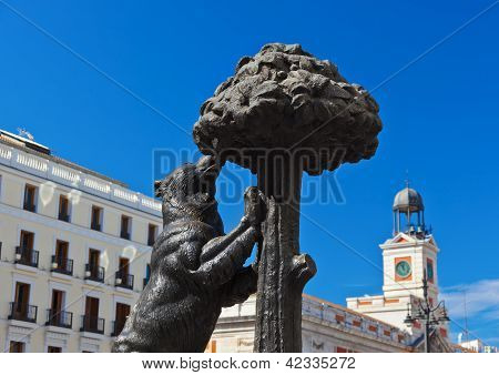 Karhu ja mansikkapuu - symboli Madrid-patsas