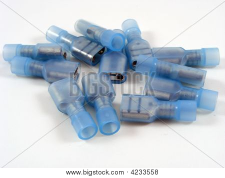 蓝色的电气压接连接器