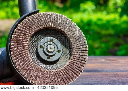 Grinding Machine. Abrasive Disc For Sander. Hand Grinding Tool. Manual Angle Grinder On A Wooden Tab