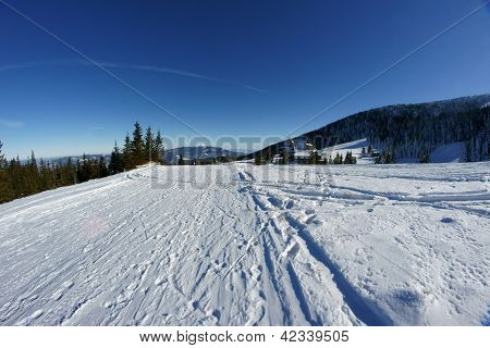 Bjerg hytte i vinter