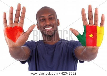 Homem Africano as mãos com uma pintada de coração e bandeira de Camarões, eu amo o conceito de República dos Camarões