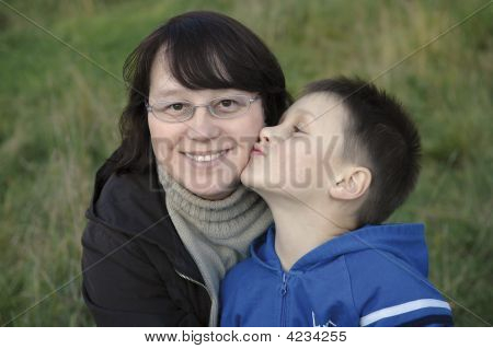 Madre e figlio che abbraccia.
