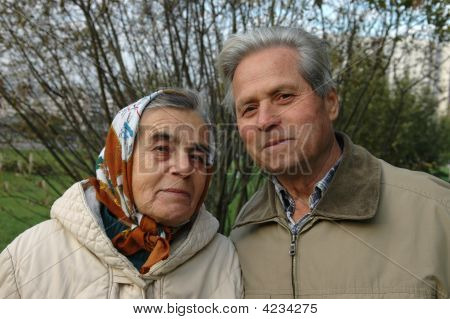 Felice coppia Senior nel parco.