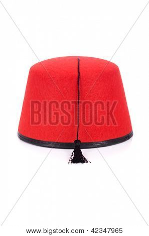 Sombrero fez rojo aislado en el blanco