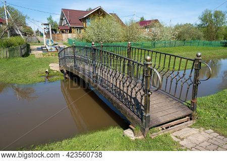 Bridge Over The Ukhtanka River In The Village Of Vyatskoye, Yaroslavl Region On A Sunny Day, Russia.