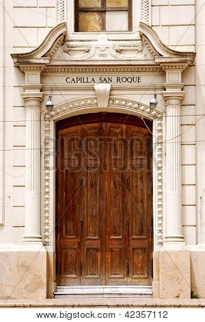 Brun træ gamle dør af en kirke Capilla San Roque
