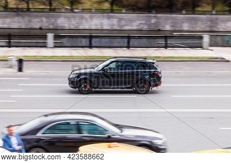 Moscow , Russia - April 2021: Side View Of Range Rover Sport L494, Which Is Driving On Streets Of Ci