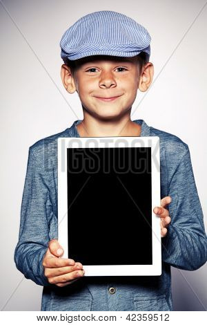 Šťastný chlapec s tabletovým počítačem. Dítě zobrazeno tablet