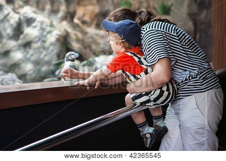 Mladá matka a batole Boy v Zoo