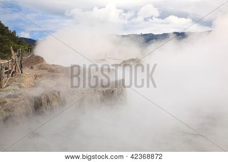 Svavel Mud Volcano Pool på platån Dieng National Park, Java, Indonesien