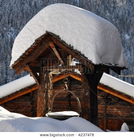 Alte Brunnen mit frischem Schnee bedeckt