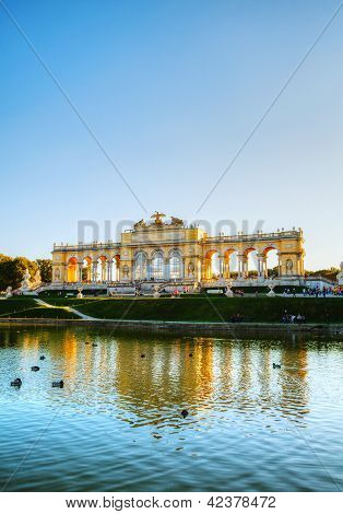 Gloriette Schonbrunn w Wiedniu na zachodzie słońca