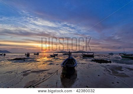 Hermoso amanecer en la isla de Rawai Phuket Tailandia con larga cola barco Ruea Hang Yao