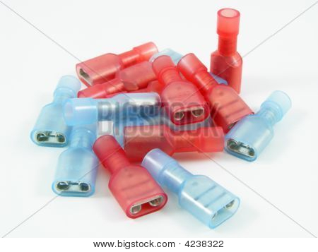 红色和蓝色压接连接器