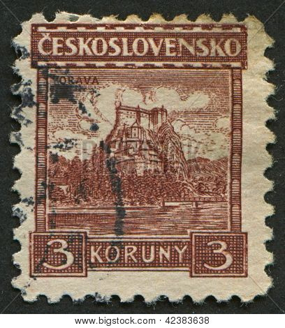 Checoslovaquia - alrededor de 1931: Un sello impreso en Checoslovaquia muestra imagen del castillo de Orava, circ
