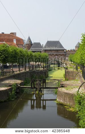 Historiske bygning Koppelpoort i hollandsk Amersfoort