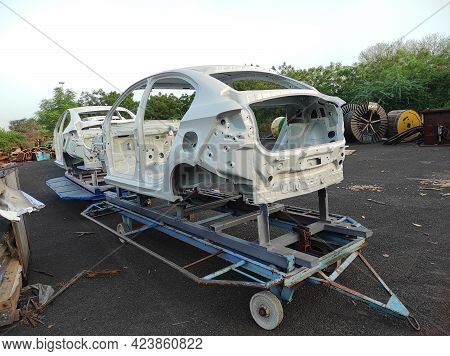 A Car Body Parts Pain Color In Trolley