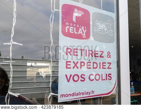 Toulouse , Occitanie France - 06 06 2021 : Mondial Relay Sign Brand And Text Logo Store Front Of Ret