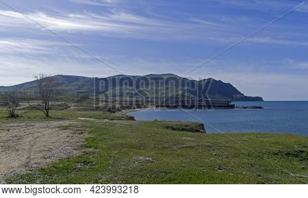 Cape Meganom In The Spring. Within A Couple Of Months, It Is Not Burnt Yellow, But Green. Kapsel Tra